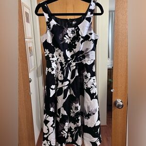 White House Black Market Sleeveless Dress Size 6 Black White A-Line Scoop Neck